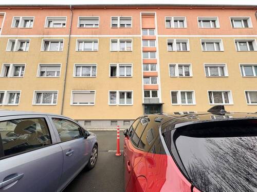 vordere Hausansicht - Etagenwohnung mit 66,40 m² in Eisenberg zum Kaufen