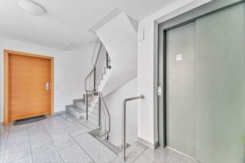 Treppenhaus mit Aufzug - 