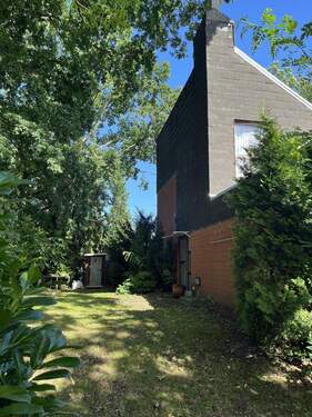 Garten seitlich des Hauses - 