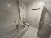 Wanne und Dusche im Bad OG - 