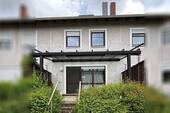 Blick vom Garten auf das Haus - Großzügiges Reihenmittelhaus in naturnaher Wohnlage - OT Hennenbach