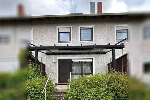 Blick vom Garten auf das Haus - Großzügiges Reihenmittelhaus in naturnaher Wohnlage - OT Hennenbach