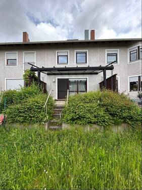 Blick vom Garten auf das Haus - 6 Zimmer Reihenmittelhaus zum Kaufen in Ansbach