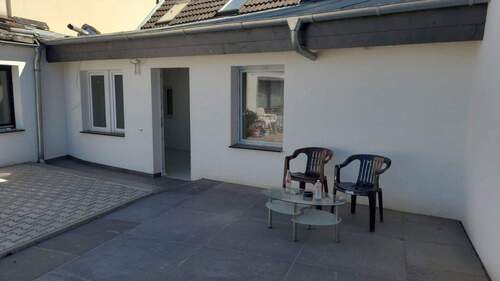 Rückseite mit Terrasse - 1 Zimmer Einfamilienhaus in Kerpen