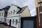 Straßenansicht und Garage - Einfamilienhaus mit 155,00 m² in Kerpen zum Kaufen