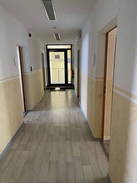 Blick vom Flur aus zum Eingang - 