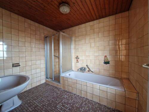 Bad mit Dusche u. Wanne - 