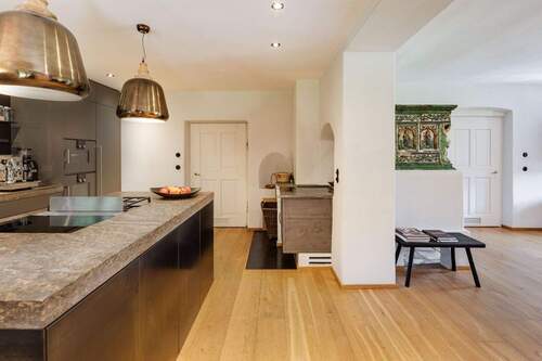 Küche mit Blick auf Kachelofen EG Bestandshaus - 