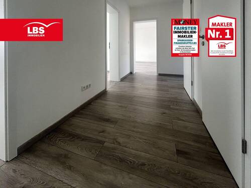 Flur - Modernisierte 4-Zimmer-Wohnung mit Garage und Balkon in Minden