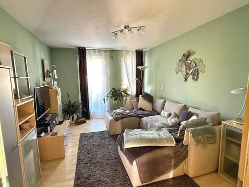 Wohnzimmer mit Balkon - 4 Zimmer Terrassenwohnung zum Kaufen in Stetten