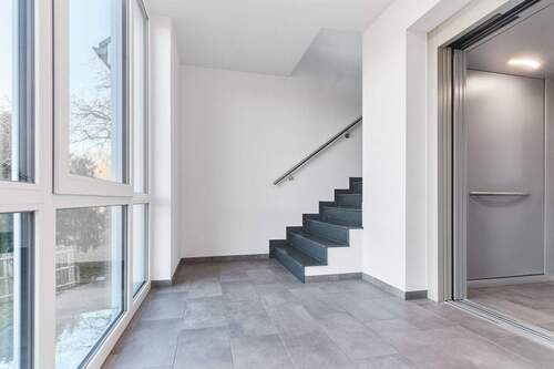 Treppenhaus + Fahrstuhl - 
