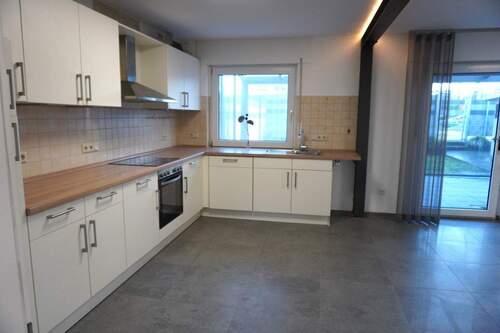 Küche - Traumhafte Erdgeschosswohnung mit Glasterrasse, Garten und Garage