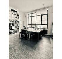 Kreativer Schreibtischplatz im Studio Office Mitte Berlin - Bibliothek & Kaffee