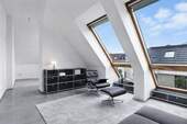 Virtual Staging – Möblierung digital ergänzt - Lichtdurchflutete Dachgeschosswohnung mit Cabrio-Dachfenster in Leipzig-Connewitz!!!