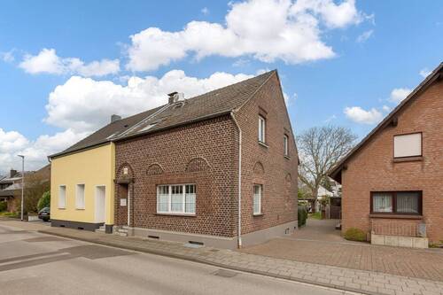 Fassade - 4 Zimmer Doppelhaushälfte in Kaarst