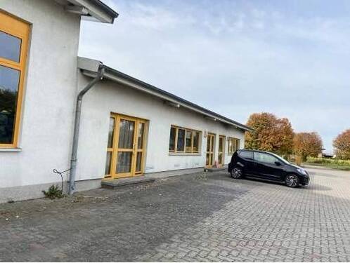 Frontansicht Nebengebäude Wohnungen - 