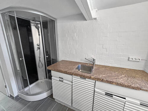 Neue Duschkabine und Waschbecken mit Stauraum - Büro in Hamburg zur Miete