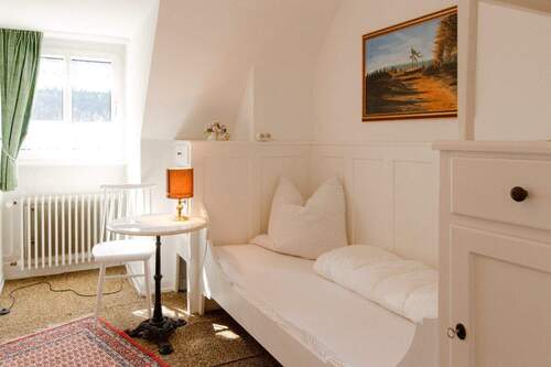 Schlafzimmer - 9 Zimmer Einfamilienhaus zum Kaufen in Zell