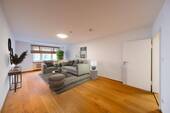 großes und helles Wohnzimmer - 2 Zimmer Etagenwohnung in München