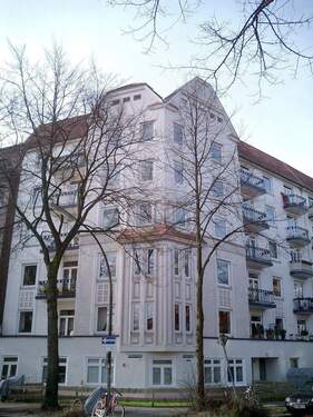Hausansicht - Zentral wohnen, grün leben - charmante Wohnung im Herzen von Barmbek-Süd