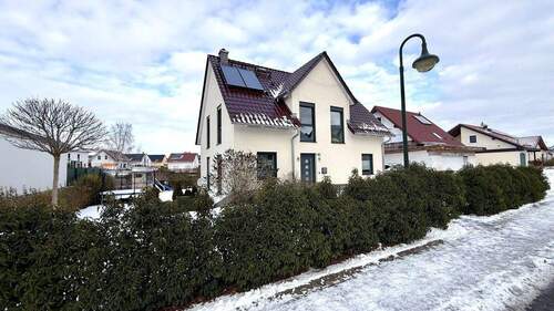 vordere Hausansicht - Familienfreundliches Traumhaus in Wilsdruff mit modernem Design und großzügigem Grundriss!