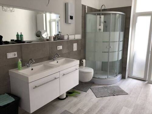 Teilansicht vom Badezimmer im 1.OG - 