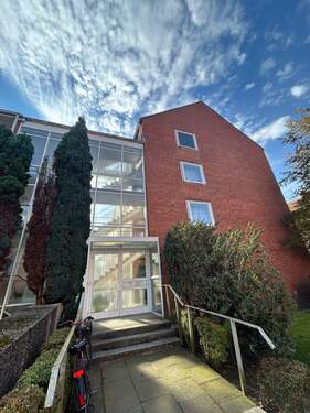 Hausansicht Eingang.jpg - Frisch aus der Modernisierung! - 745,00 EUR Kaltmiete, ca.  68,00 m² Wohnfläche