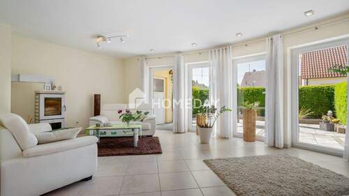 EG Wohnzimmer 1 - Familienleben auf drei Etagen - mit sonniger Südterrasse, Loggia & Garage