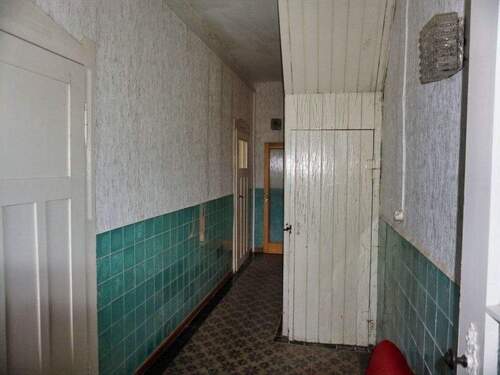 Flurmit Eingang zum Keller und Aufgang zum Dachboden - 