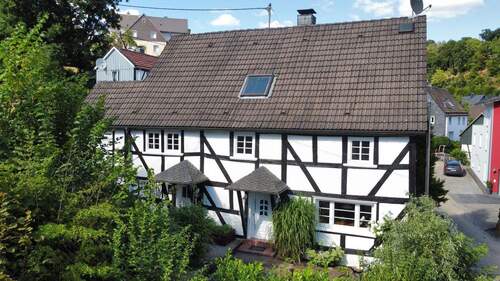 Außenansicht vom Wohnhaus - Historisches Fachwerkensemble im Herzen von Gummersbach – Einfamilienhaus mit separatem Gästehaus