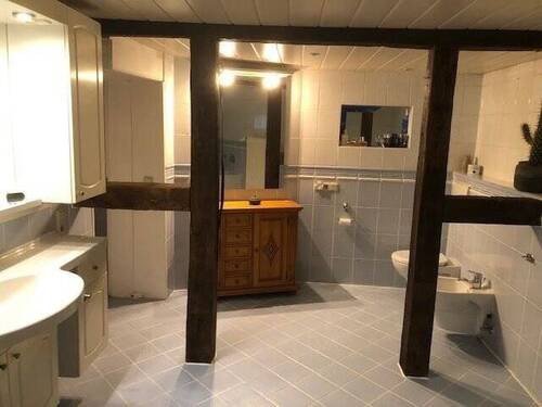 Teilansicht vom Badezimmer - 