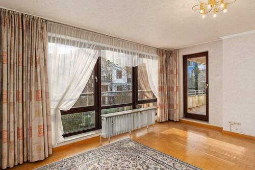 ... mit Zugang zum Balkon - 