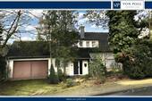 Titel_Strassenansicht_sonnig - Freistehendes Einfamilienhaus mit Sanierungsbedarf in gesuchter Lage