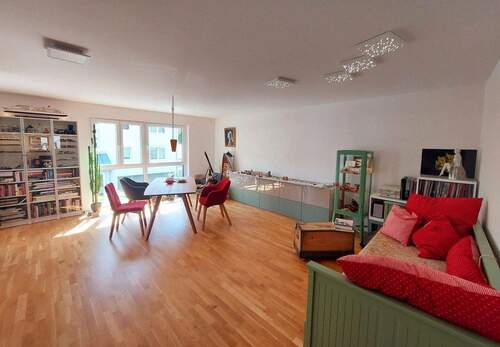 helles Wohnzimmer - 4 Zimmer Etagenwohnung zum Kaufen in Winnenden