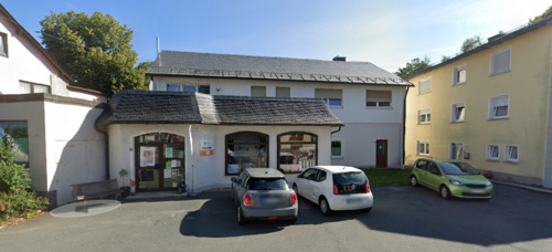 Frontansicht Gebäude mit Anbau - Wohn- & Geschäftshaus in Geroldsgrün