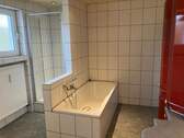 Badezimmer Wanne/Dusche - Mehrfamilienhaus, Wohnhaus mit 140,00 m² in Geroldsgrün zum Kaufen