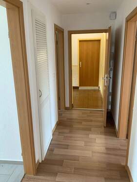 Flur - Etagenwohnung mit 58,40 m&sup2; in Bitterfeld-Wolfen zur Miete
