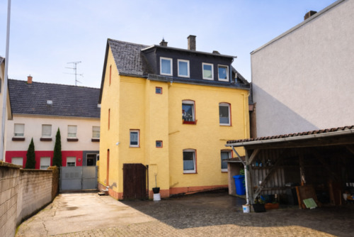 Hausrückseite - 6 Zimmer Mehrfamilienhaus, Wohnhaus zum Kaufen in Geisenheim