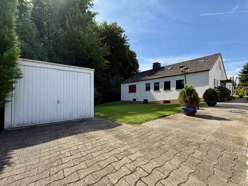 Frontansicht Haus mit Garage - Fröndenberg-Ardey: Freistehendes Wohnhaus mit Gartenoase am Ende einer Sackgasse!