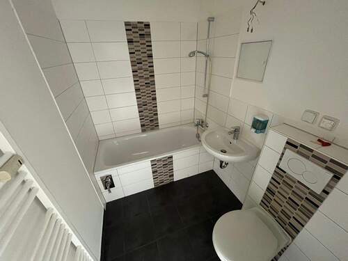 Badezimmer mit Wanne - 