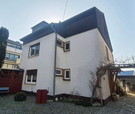 Hausansicht - Hoch hinaus in NR-Heimbach-Weis - auf ca. 54 m² mit 2 ZKB, Dachgeschoss-Wohnglück