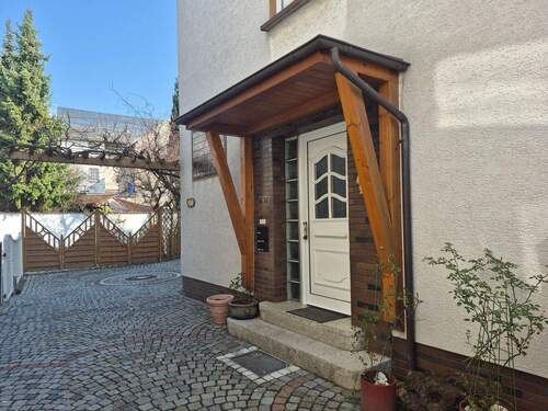 Eingang zum Wohn-Glück - 2 Zimmer Etagenwohnung in Neuwied