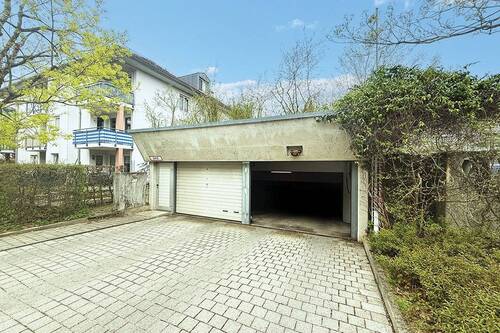 Straßenansicht Einfahrt - Einfamilienhaus zum Kaufen in Putzbrunn