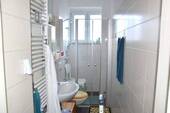 Bad mit Fenster und Dusche - 
