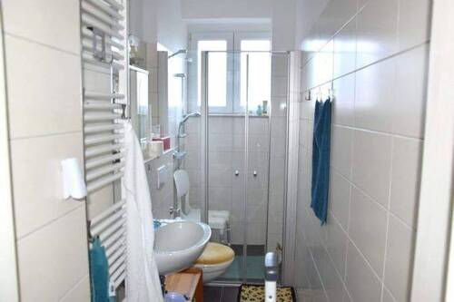 Bad mit Fenster und Dusche - 