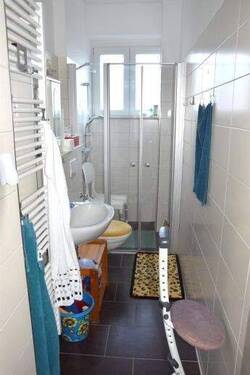 Bad mit Fenster und Dusche - 