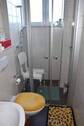 Bad mit Fenster und Dusche - 