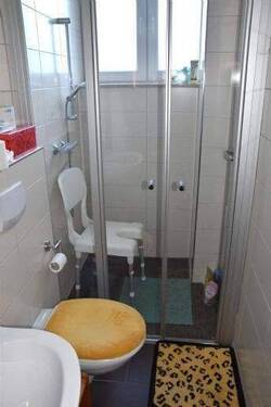 Bad mit Fenster und Dusche - 