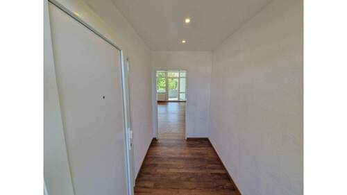 Flur - Neu, Balkon, TG, Top-Lage - sofort einziehen oder vermieten. Sanierung Wohnung & WEG fertig