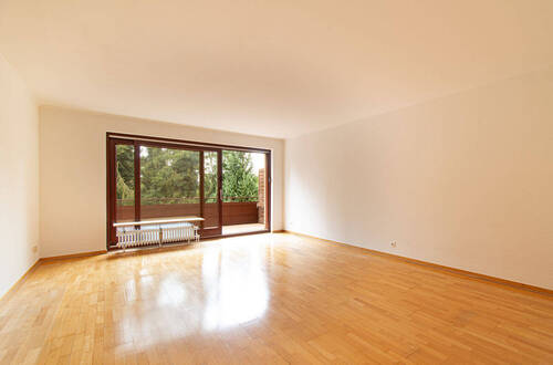 Geräumiges Wohnzimmer mit Austritt zum Balkon - Etagenwohnung mit 76,60 m² in Hamburg zum Kaufen